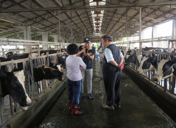 the MOENV sends inspectors to an animal farm in Pingtung County