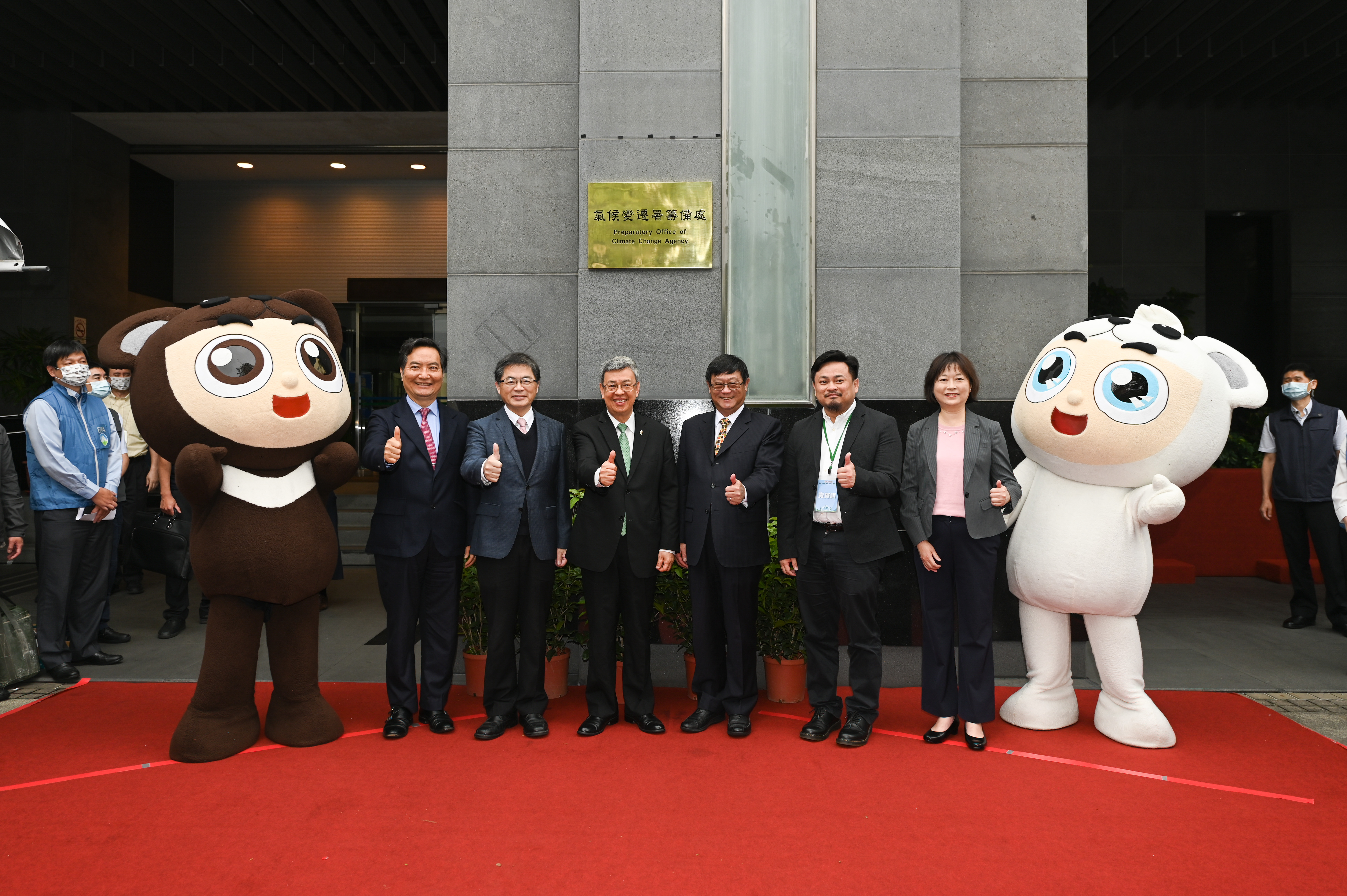 The unveiling ceremony of the Preparatory Office of the Climate Change Agency (from left to right: Minister without Portfolio Lo Ping-Cheng, Secretary General Li Meng-Yen, Premier Chen Chien-Jen, EPA Minister Chang Tzi-Chin, Legislator Hung Sun-Han, Director of POCCA Tsai Lin-Yi)