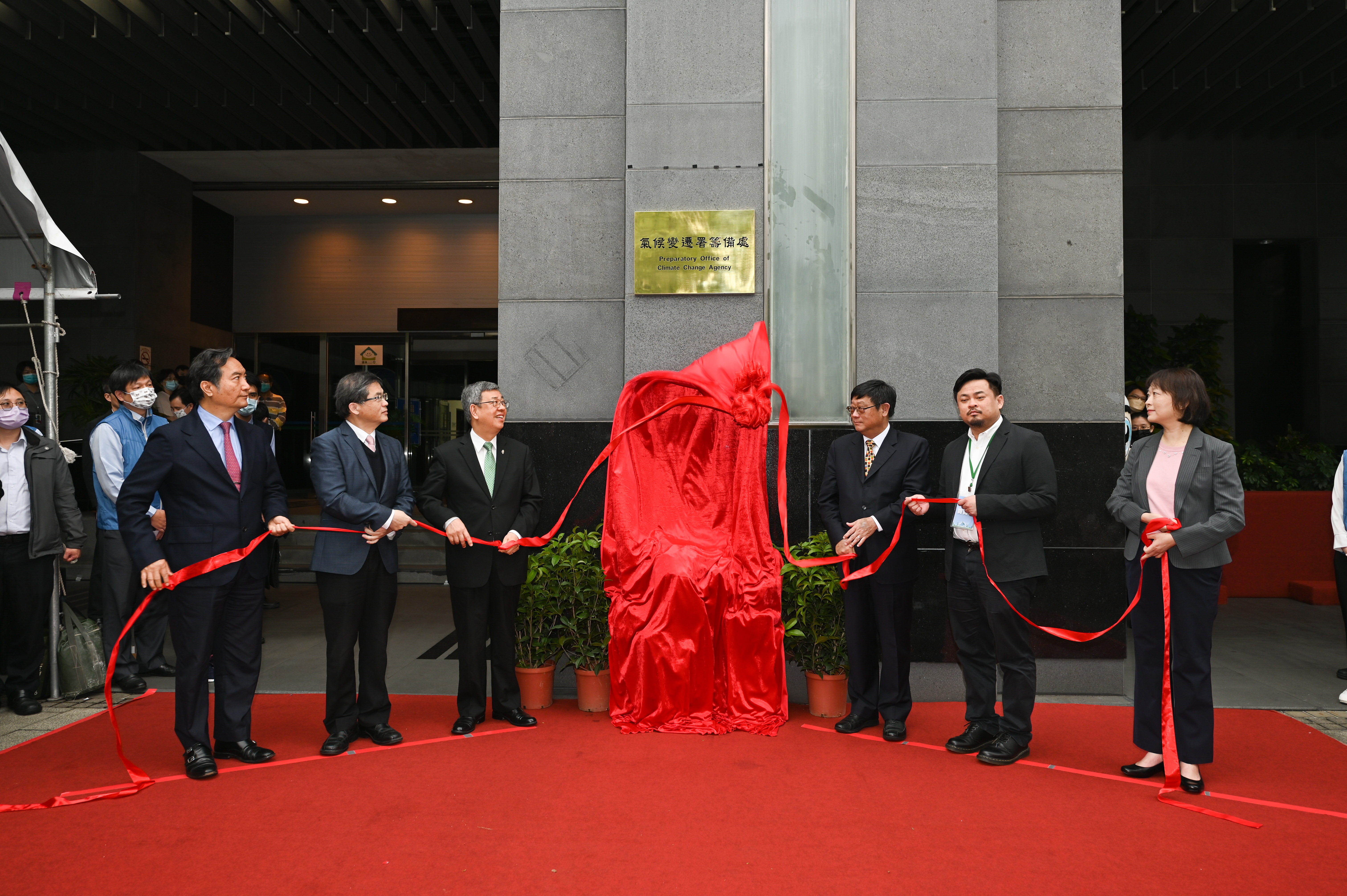 The unveiling ceremony of the Preparatory Office of the Climate Change Agency (from left to right: Minister without Portfolio Lo Ping-Cheng, Secretary General Li Meng-Yen, Premier Chen Chien-Jen, EPA Minister Chang Tzi-Chin, Legislator Hung Sun-Han, Director of POCCA Tsai Lin-Yi)