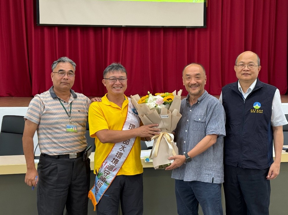 陳俊臣老師個人照(左二)