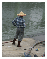 在出流口附近垂釣的民眾